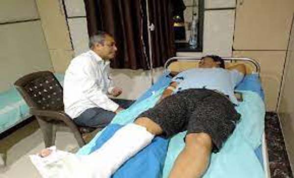 राहुल को बचाते हुए अफसरों को भी आई चोटें, SDM के पैर की हड्डी टूटी