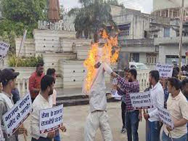 रायपुर में भी अग्निपथ योजना का विरोध, युवा कांग्रेस ने फूंका प्रधानमंत्री का पुतला
