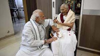 'मां'- हीरा बा के 100वें जन्मदिन पर प्रधानमंत्री नरेंद्र मोदी का ब्लॉग